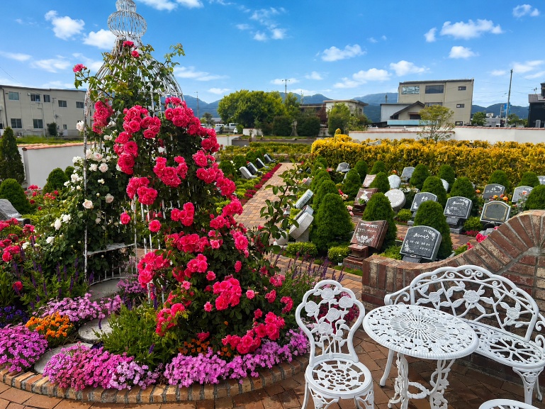 バラや季節の花が咲くロイヤルガーデン長野の園内