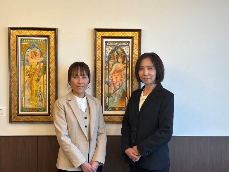 ロイヤルガーデン長野でお墓選びを案内するスタッフ