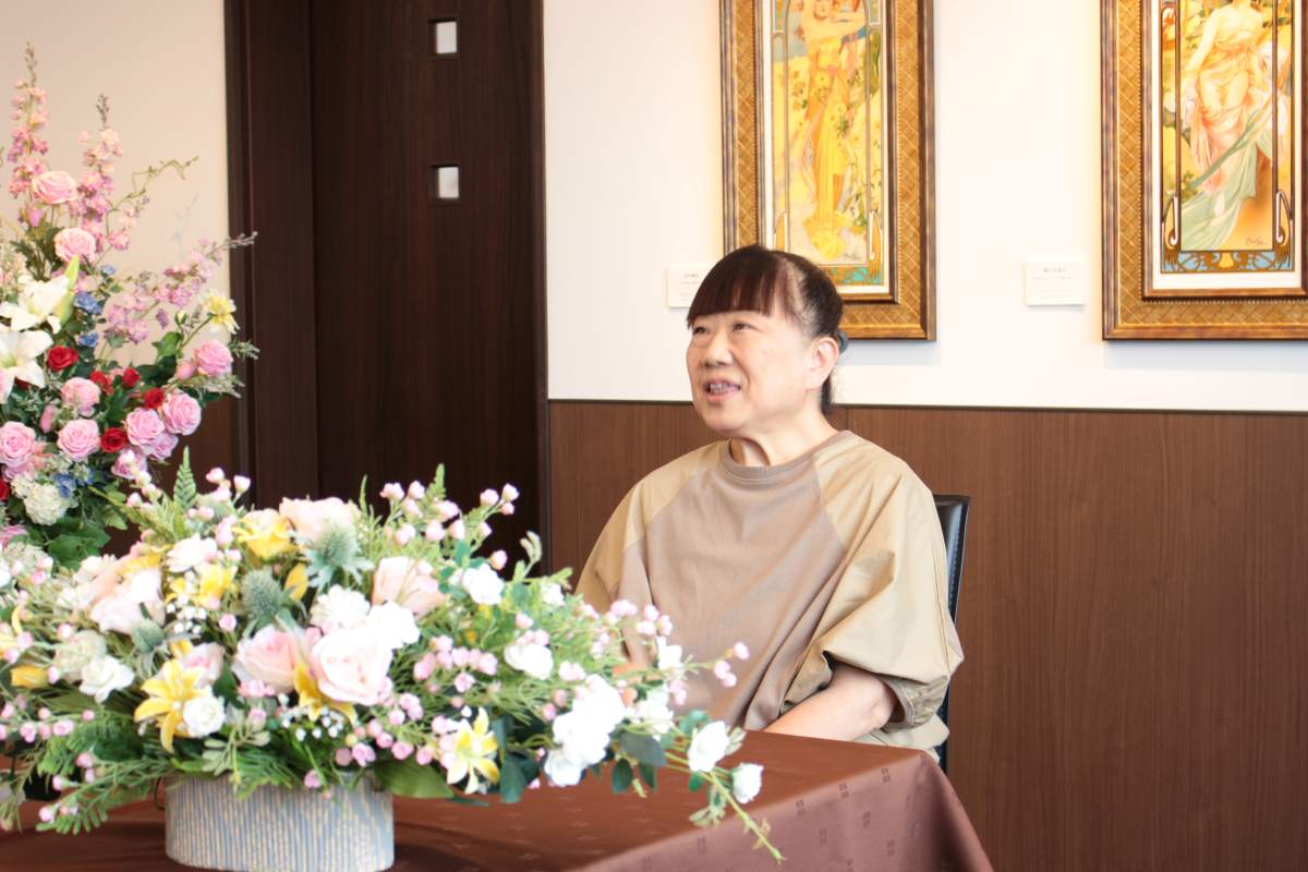 お母様のお墓選びについてお話しする小野寺様